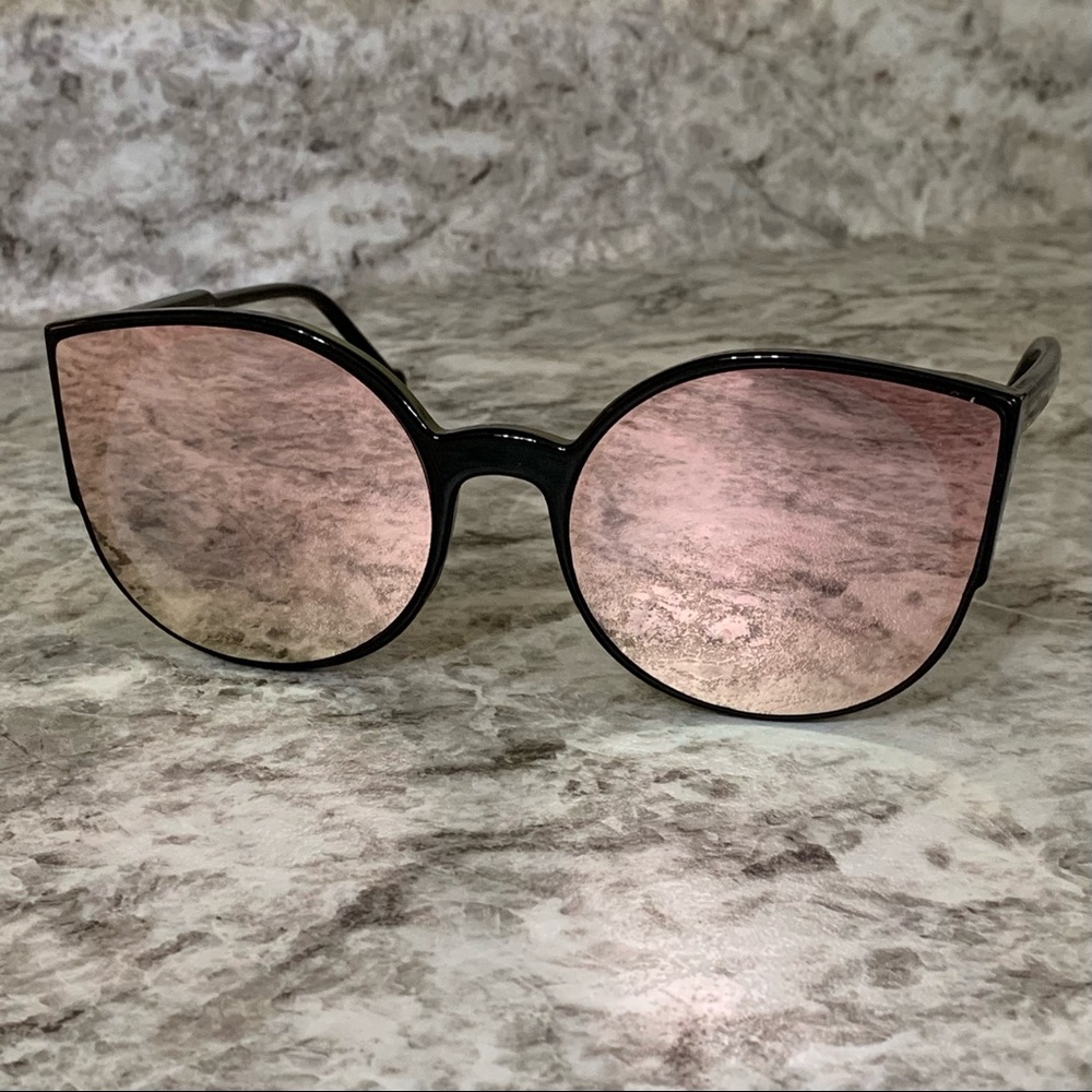 * S O L D * Rose Gold Mirrored Sunnies🕶